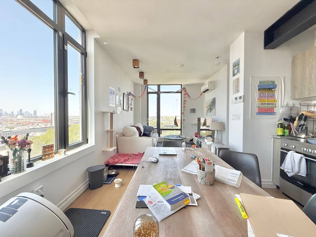 1112 Willoughby Avenue - Photo 2