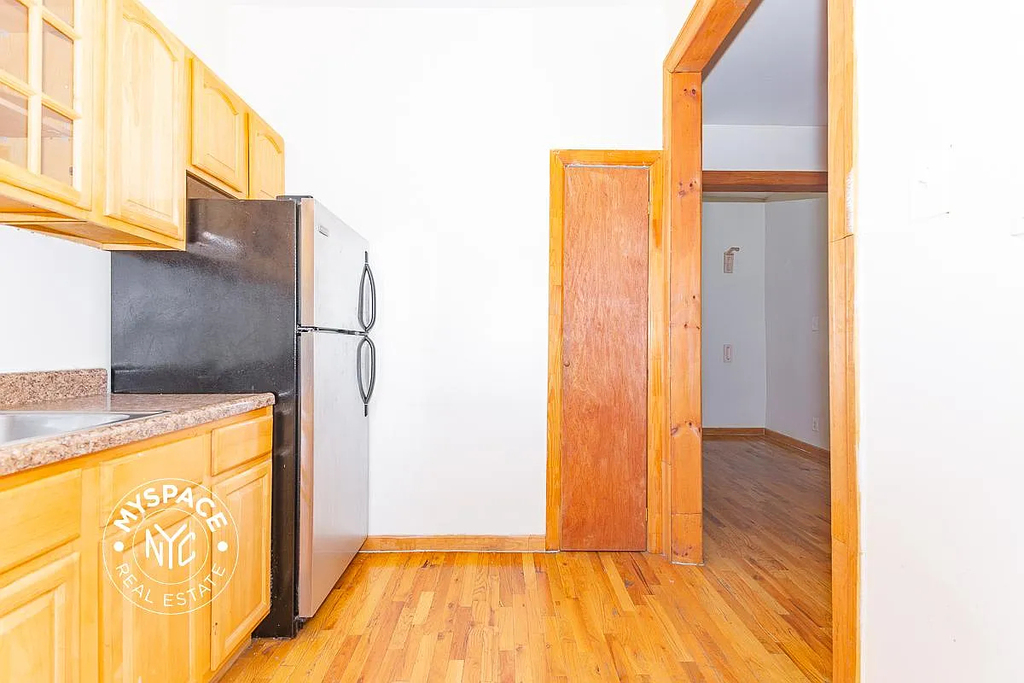 126 Graham Avenue - Photo 5