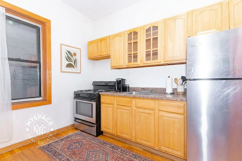126 Graham Avenue - Photo 3