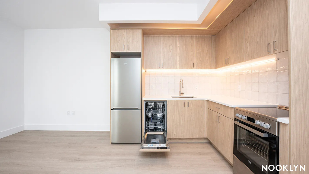 649 Hart Street - Photo 4