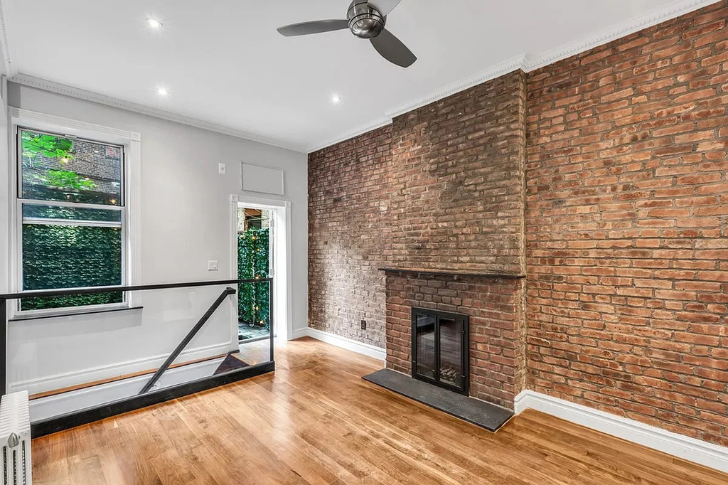 562 Hudson Street - Photo 6