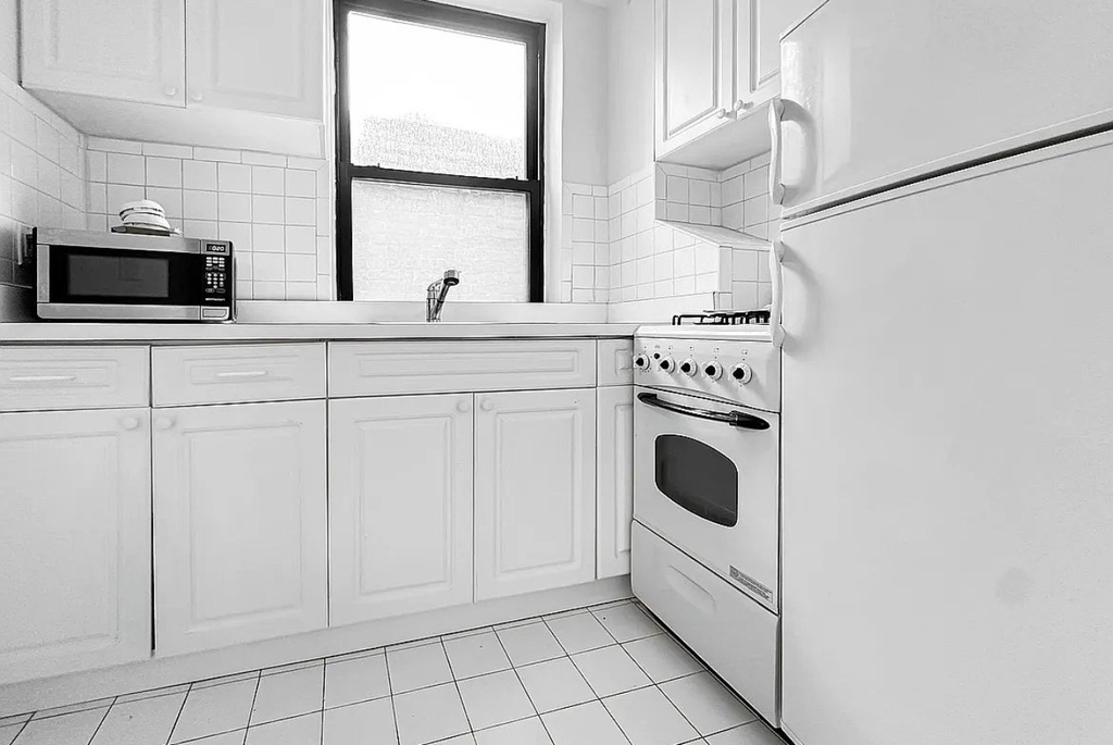 344 East 55th Street - Photo 2