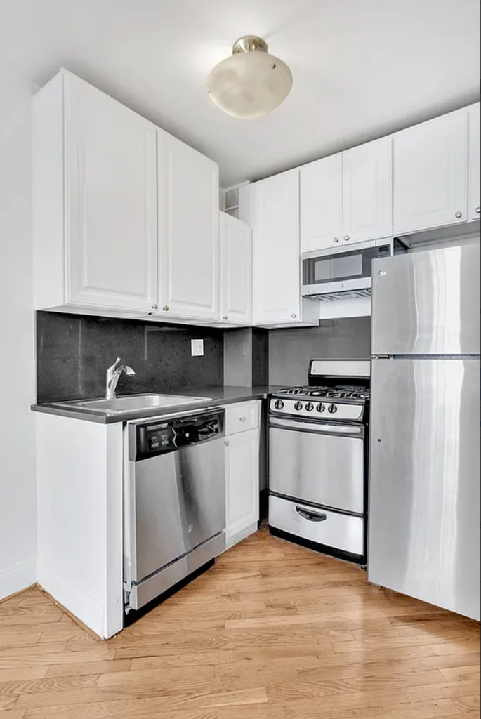876 Lexington Avenue - Photo 0