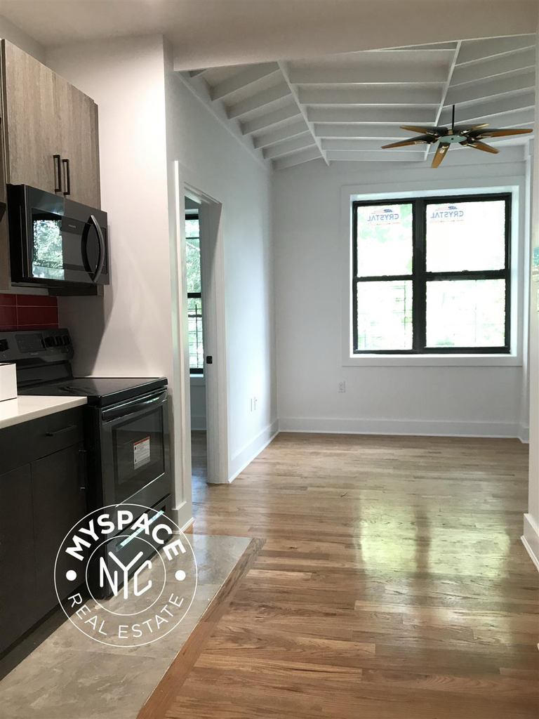 279 Kosciuszko Street - Photo 0