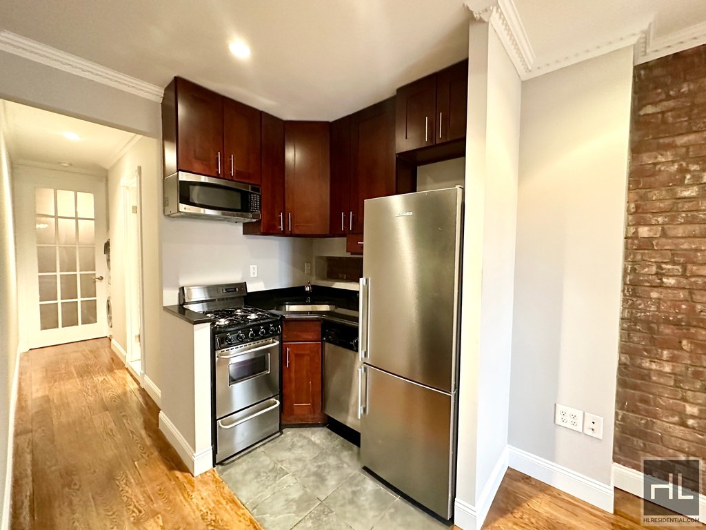 Tenth Avenue - Photo 8