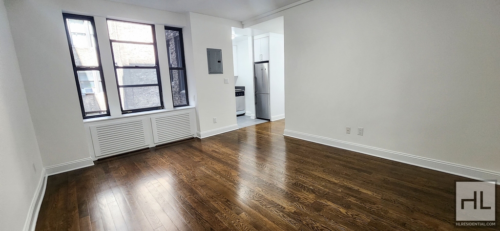 East 46 Street - Photo 0