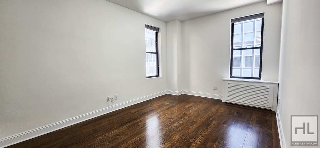 East 46 Street - Photo 1