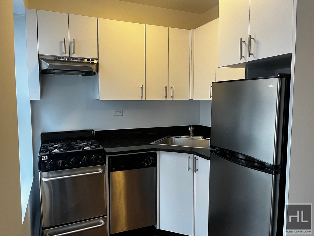 Third Avenue - Photo 2