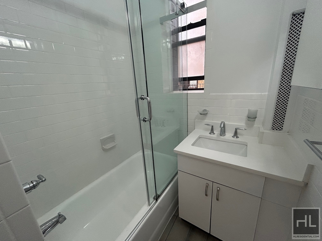 West 12 Street - Photo 4