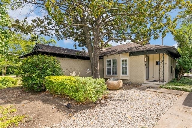 879 Peavy Road - Photo 0
