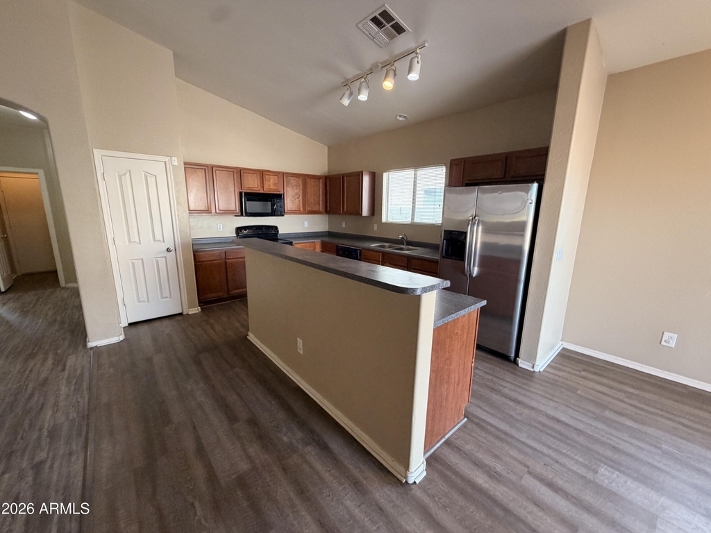 2517 S 116th Avenue - Photo 2