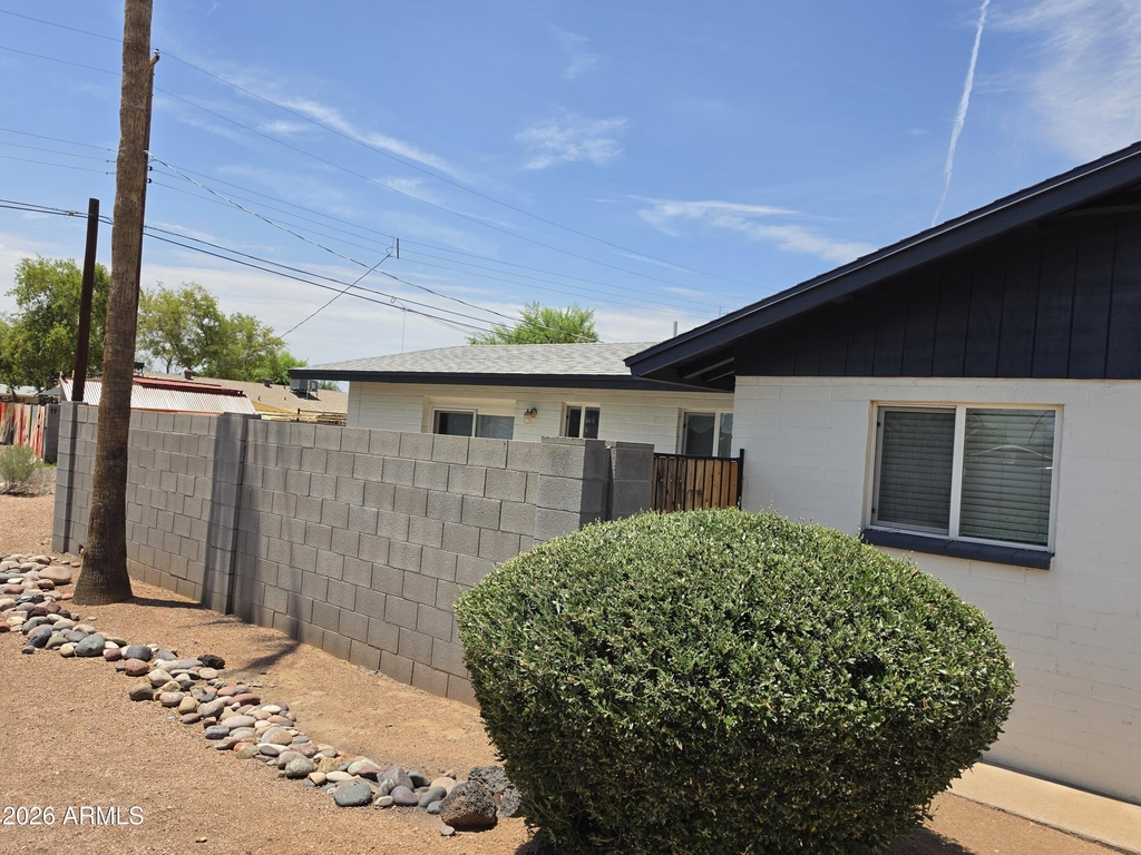 1309 W 14 Street - Photo 2