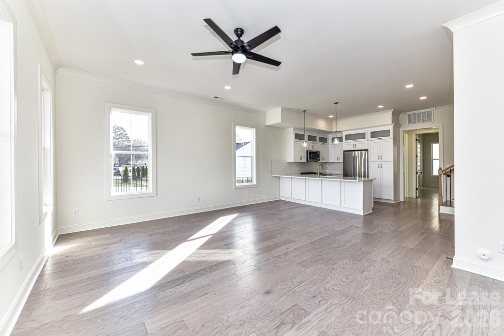 121 W F Street - Photo 6