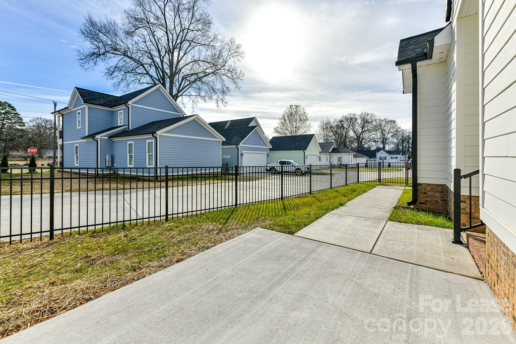 121 W F Street - Photo 36