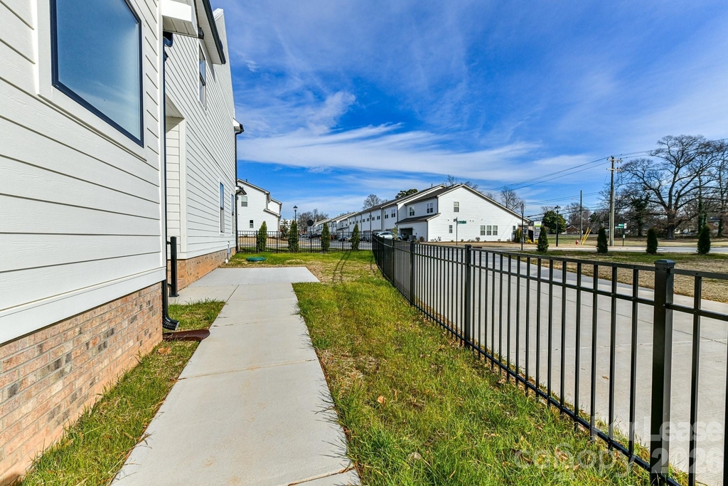 121 W F Street - Photo 38