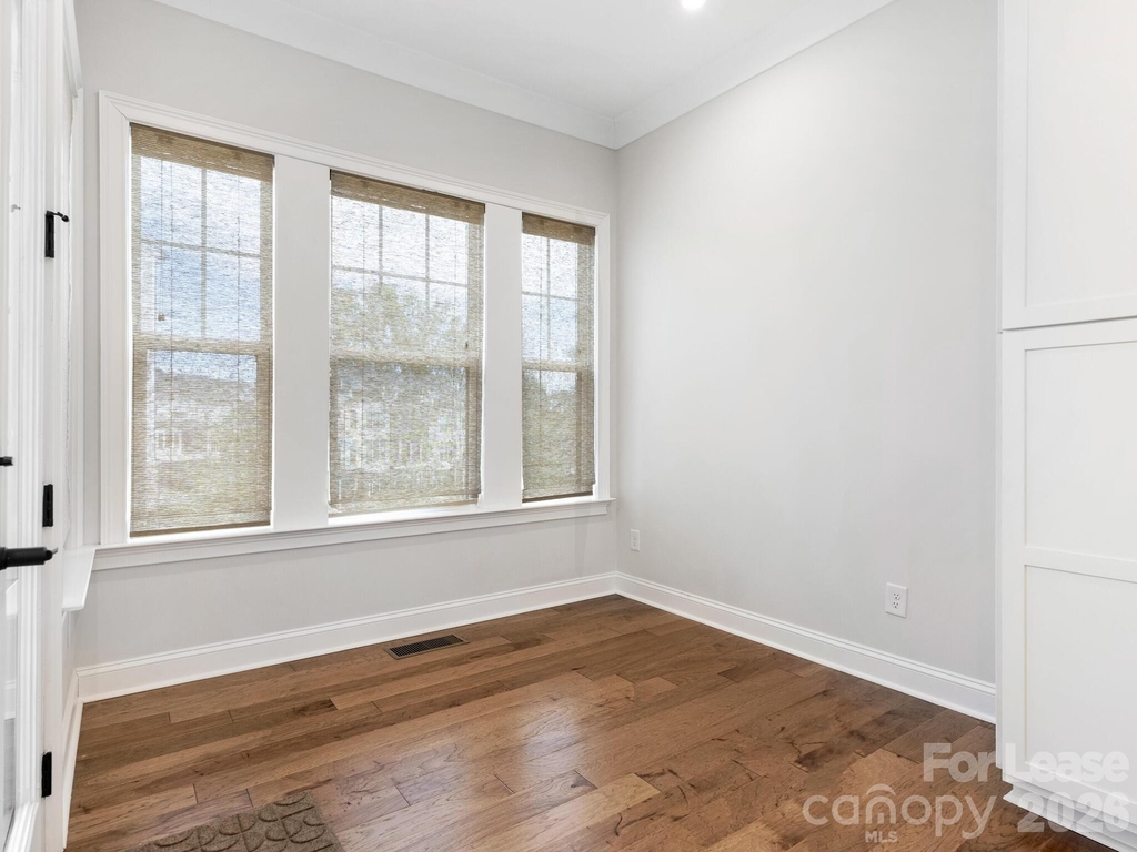 2555 Deacon Avenue - Photo 10