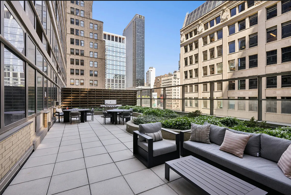 West 31st Street - Photo 6