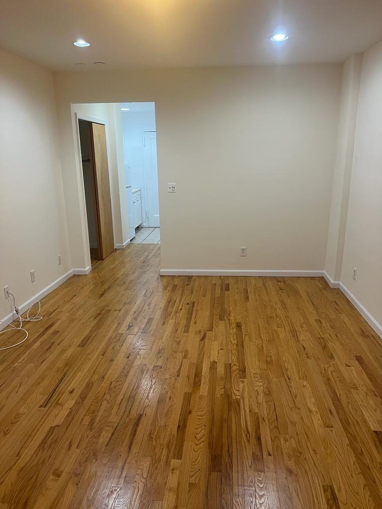 East 10th Street - Photo 3