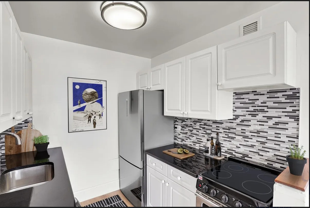 West 34th Street - Photo 5
