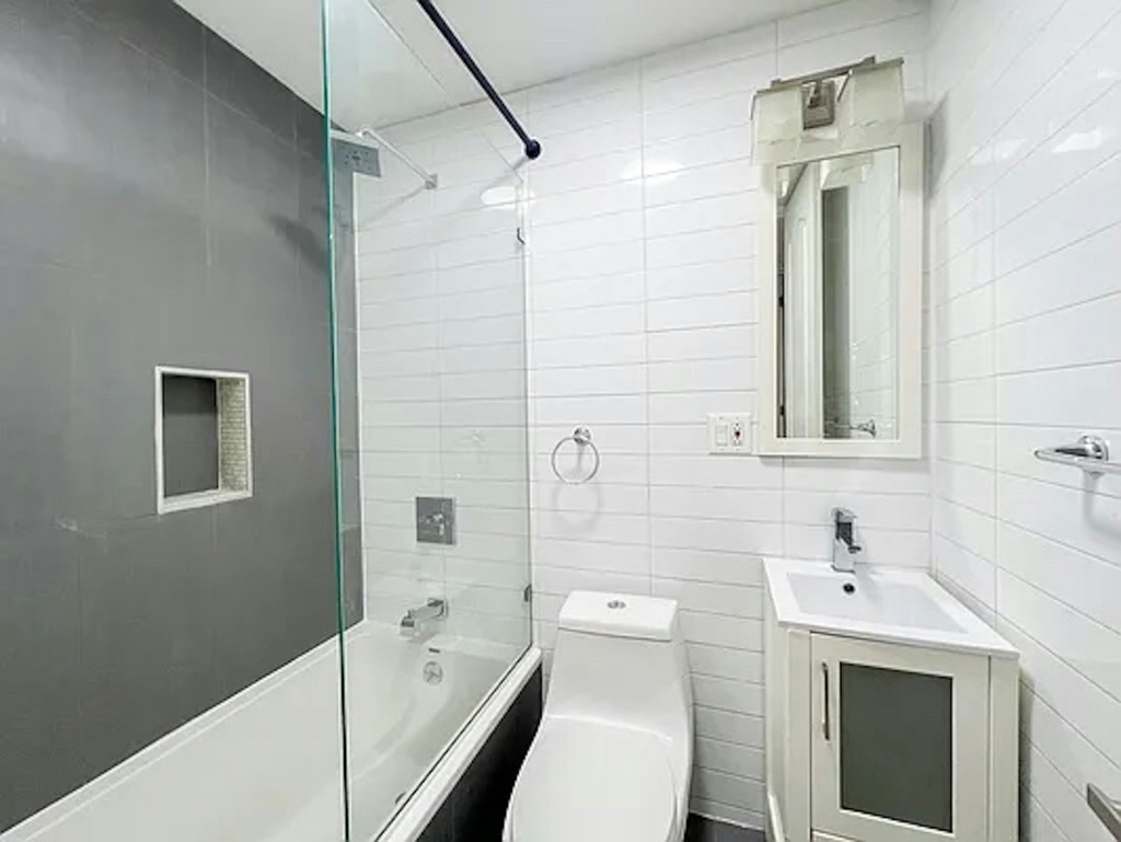 733 Lexington Avenue - Photo 3