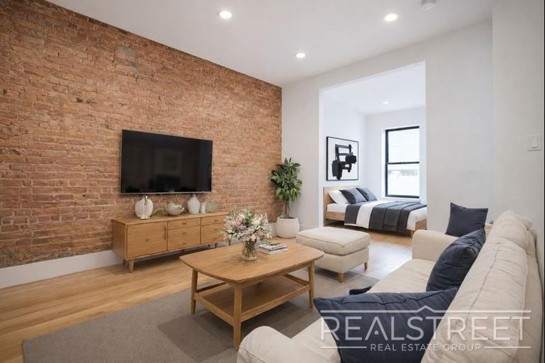119 Ralph Ave - Photo 0