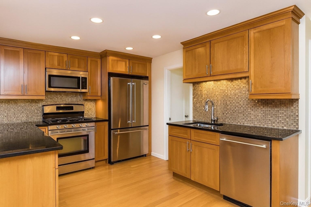 1020 Warburton Avenue - Photo 4