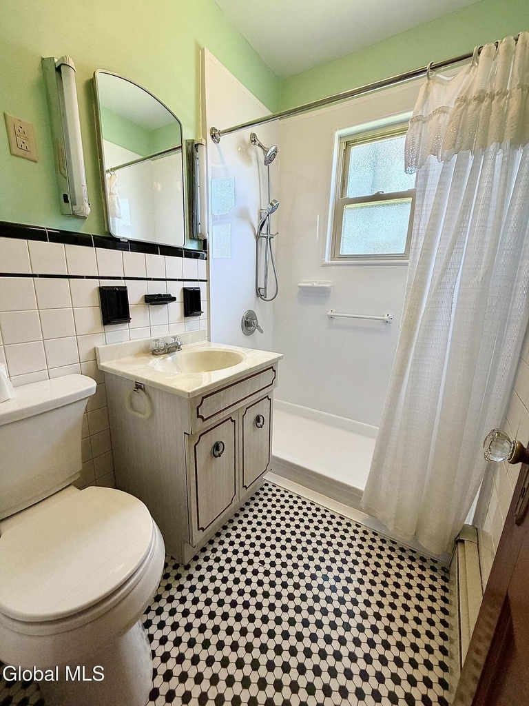 8 Pennsylvania Avenue - Photo 16