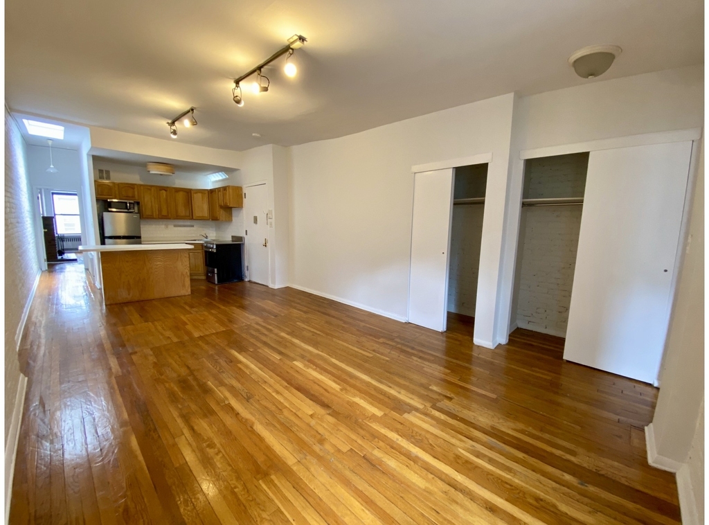 314 W 52nd Street - Photo 2