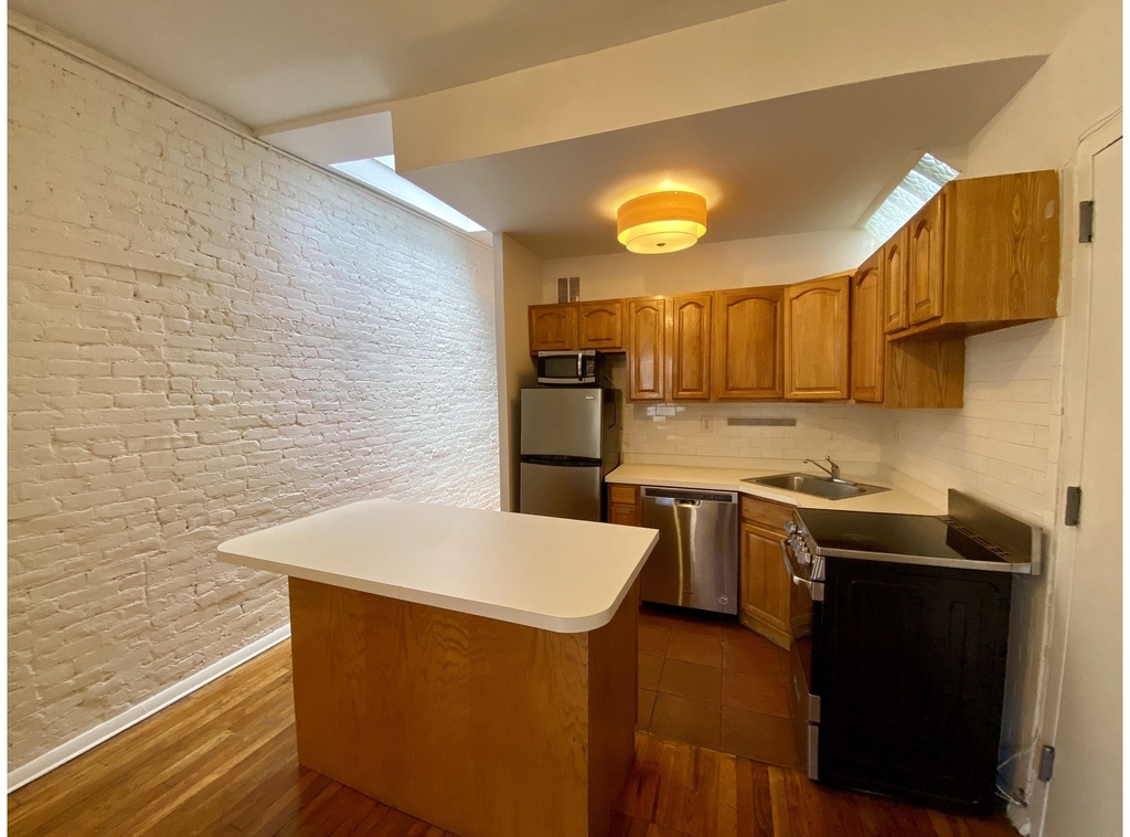 314 W 52nd Street - Photo 8