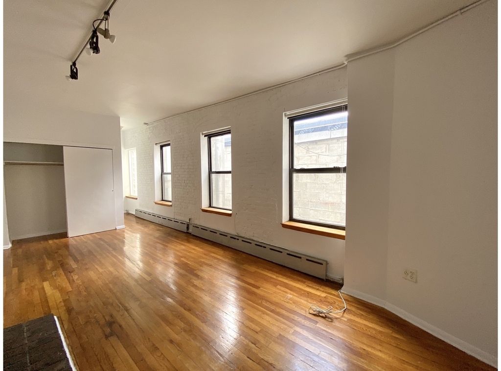 314 W 52nd Street - Photo 6