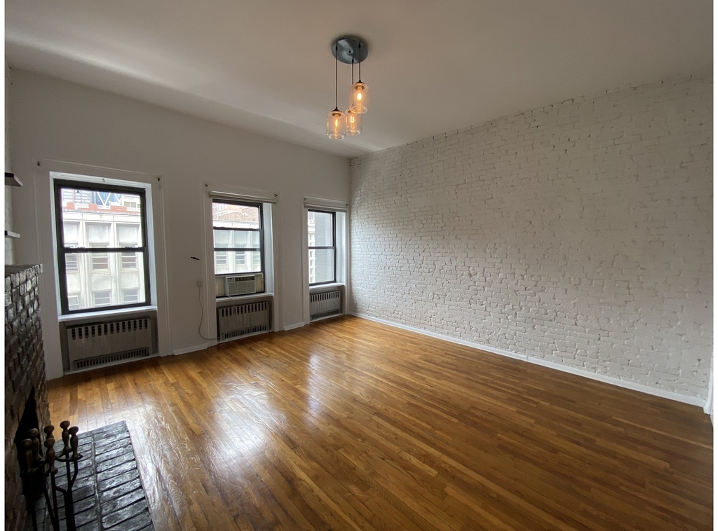 314 W 52nd Street - Photo 4