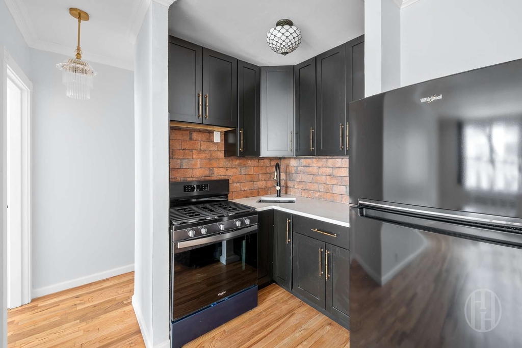 229 E 29th Street - Photo 4