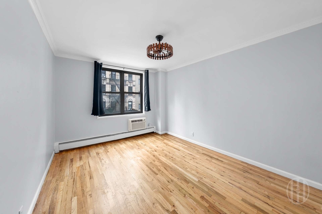 229 E 29th Street - Photo 6