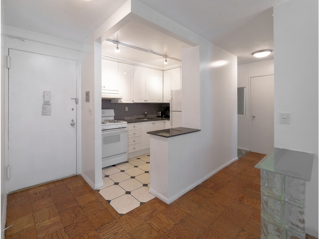 333 E 45th Street - Photo 2