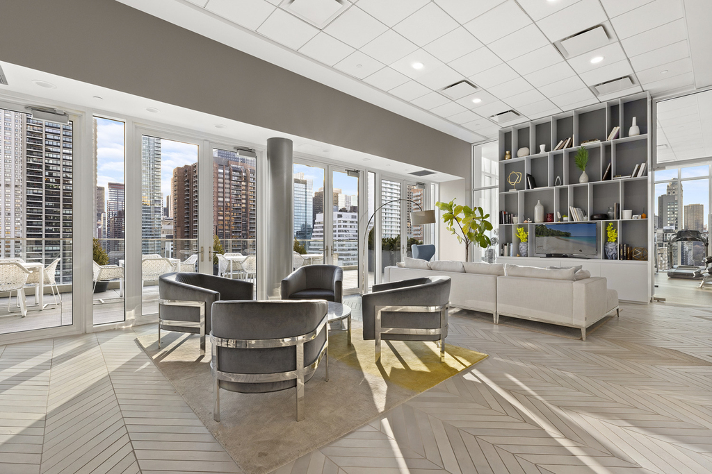 301 E 61st Street - Photo 8