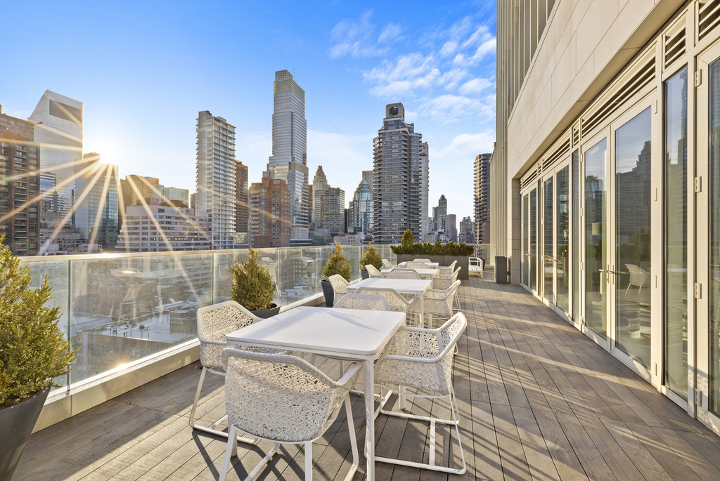 301 E 61st Street - Photo 9