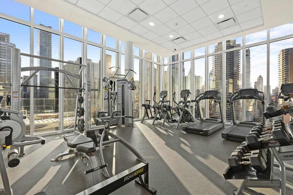301 E 61st Street - Photo 6