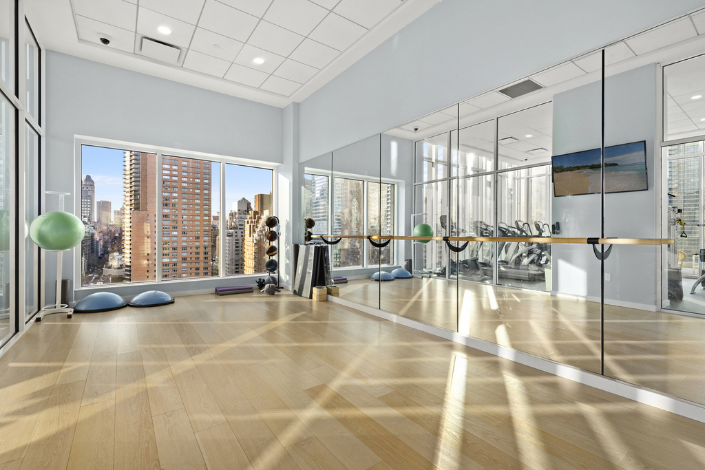 301 E 61st Street - Photo 7