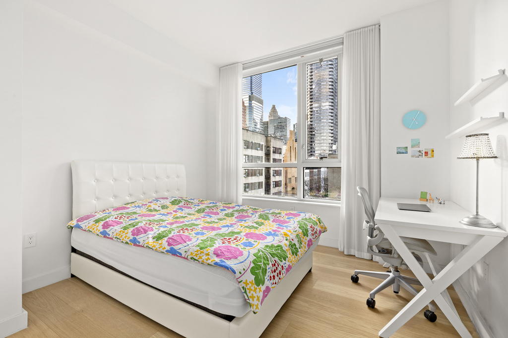 301 E 61st Street - Photo 4