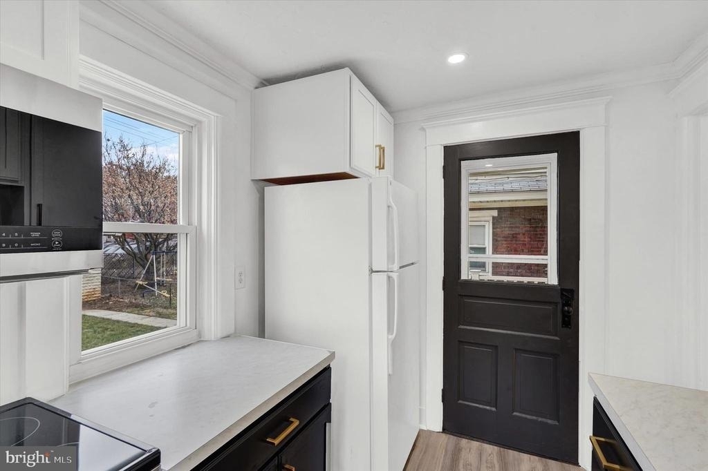 1029 W Locust Street - Photo 6