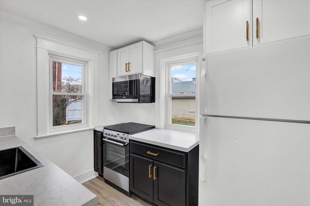 1029 W Locust Street - Photo 4