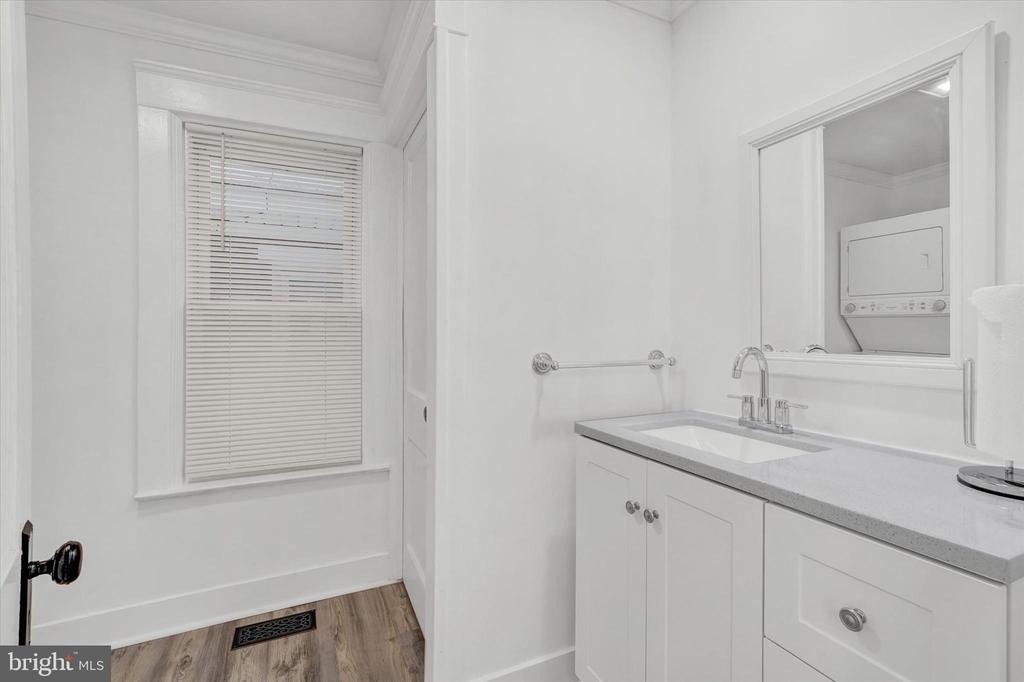 1029 W Locust Street - Photo 7