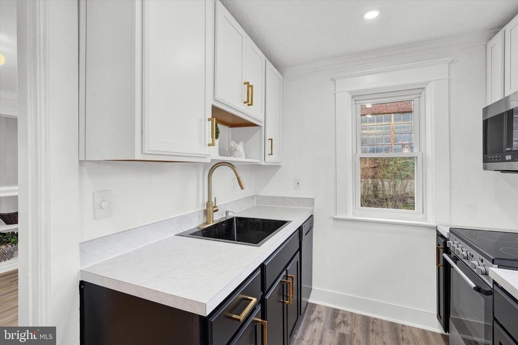 1029 W Locust Street - Photo 5