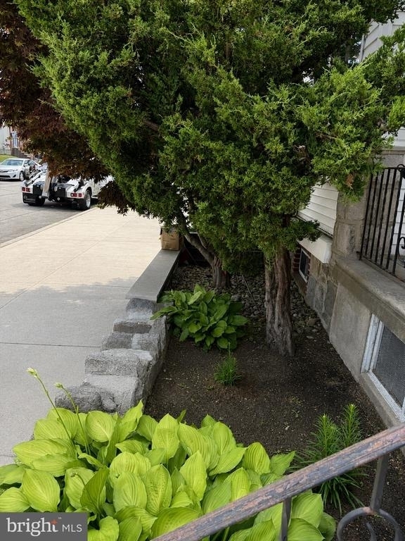 445 Roxborough Avenue - Photo 1