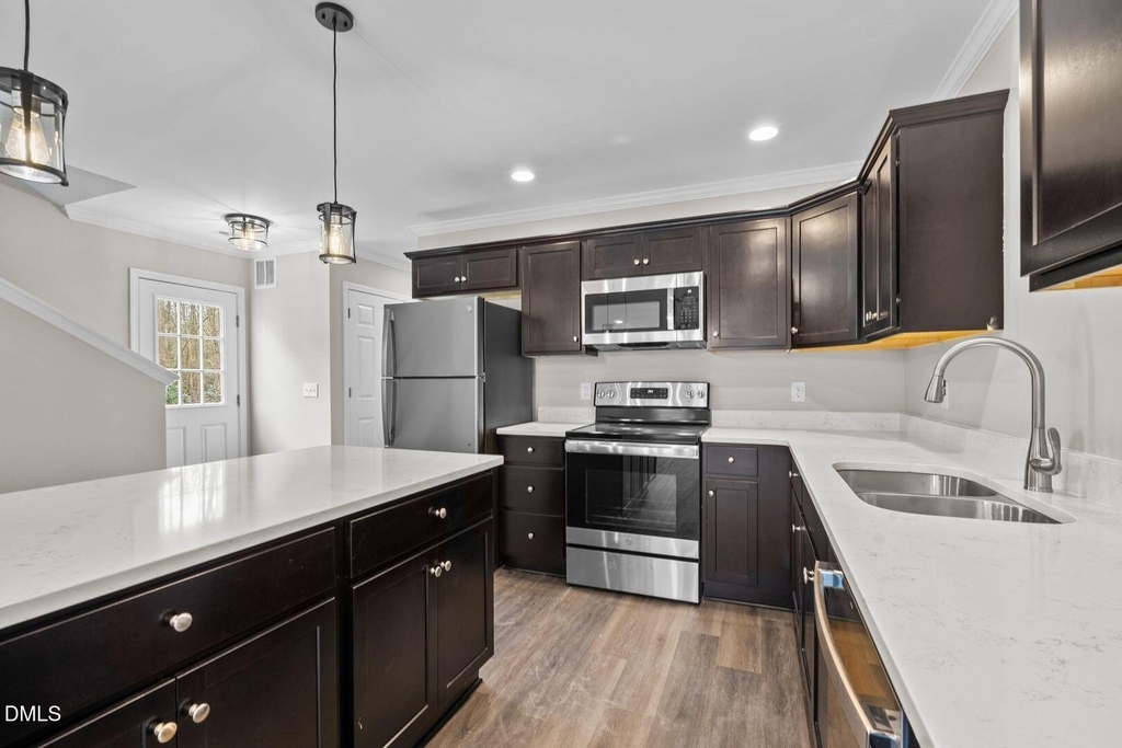 122 Laura Lane - Photo 4