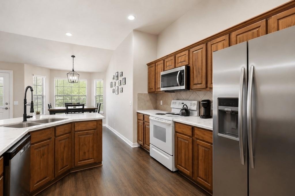 714 Newport Dr - Photo 9