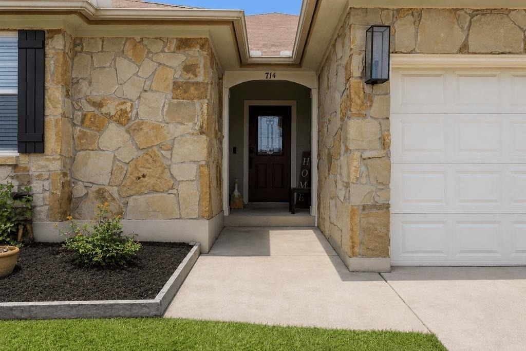 714 Newport Dr - Photo 1