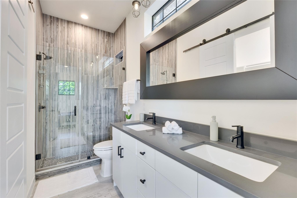 808 E Lydia St - Photo 3