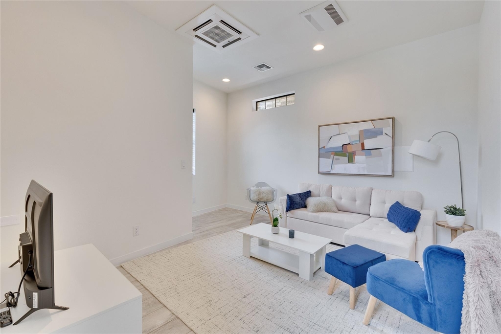 808 E Lydia St - Photo 5