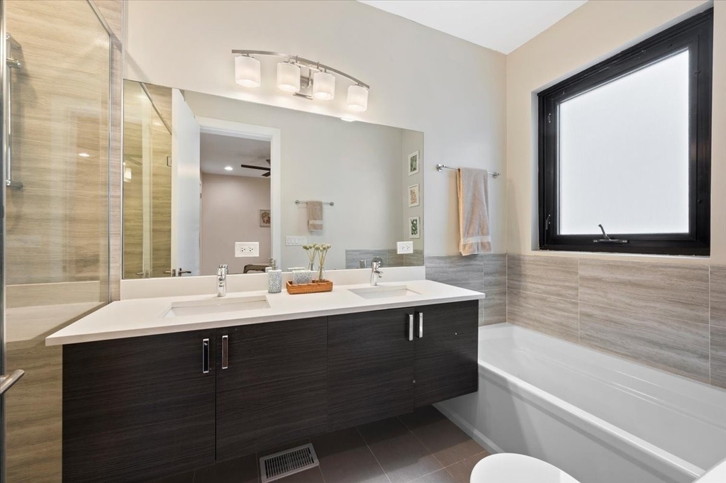 1349 N Leavitt Street - Photo 14